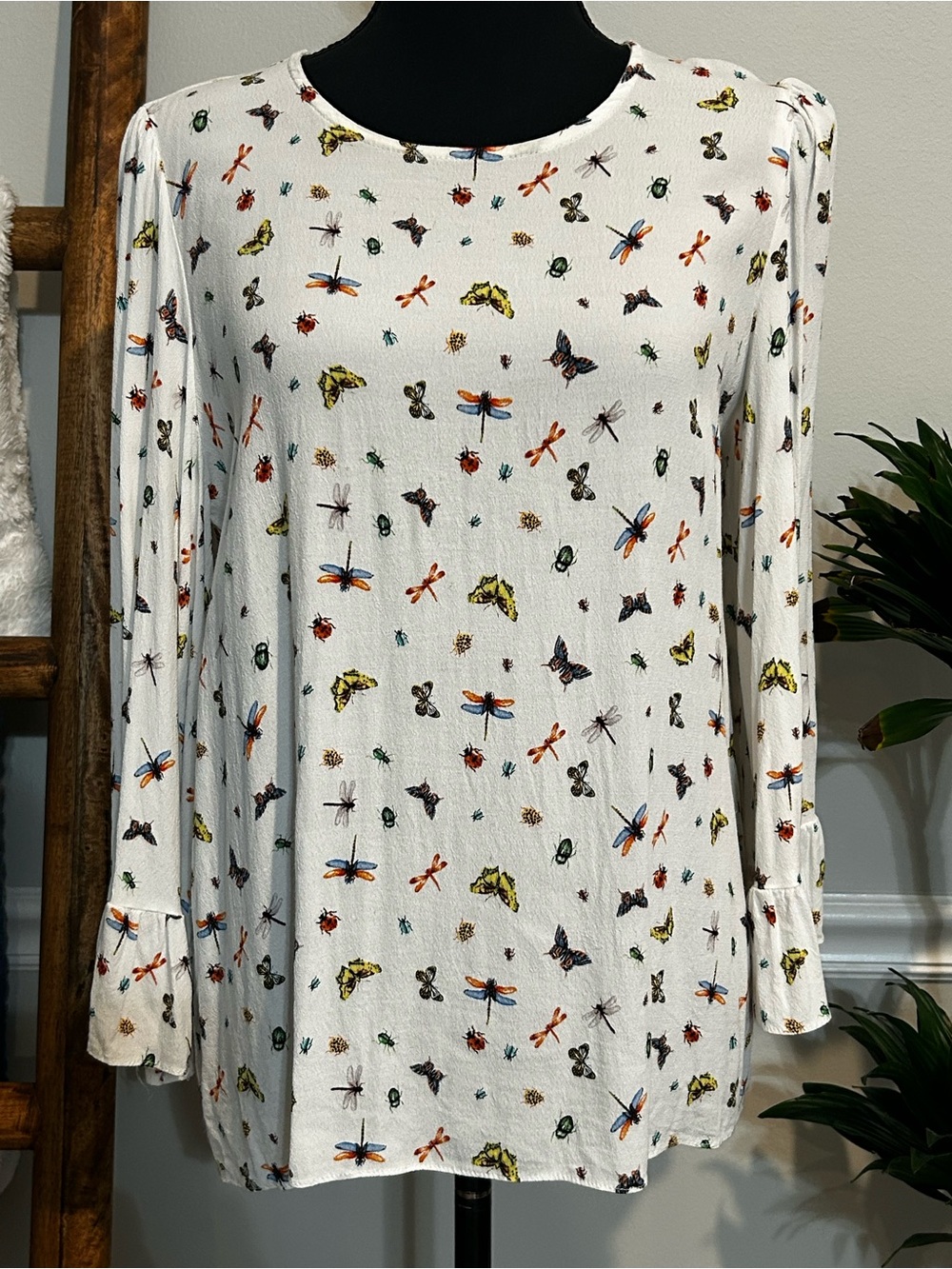 Chelsea & Theodore Cream Long-Sleeve Tee with Colorful Insect Print Size Large